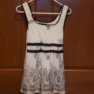 Womans sleeveless lace top